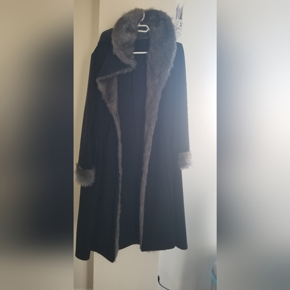 Women's coat ..with a hoodworn only once..large size..35 cotton,75 - Picture 2 of 3